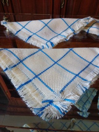 Servilletas vintage a cuadros azules y beige.