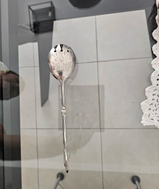 Pinzas de plata con diseño floral