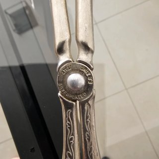 Pinzas de plata con diseño floral