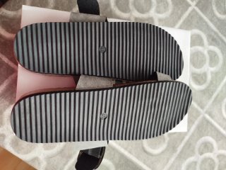 Sandalias de tiras grises y marrones