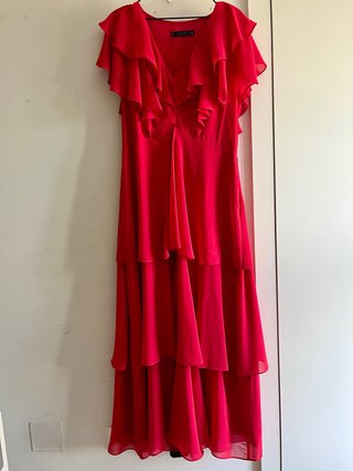 Vestido de fiesta rojo con volantes