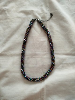 Collar de cuentas iridiscentes