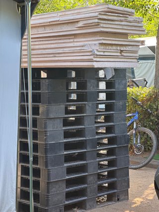 Paletas de plástico negras apilables y porexpan