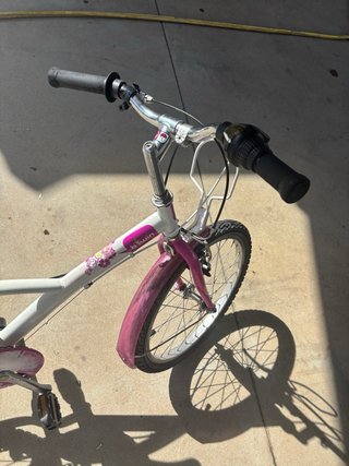 Bicicleta infantil blanca y rosa