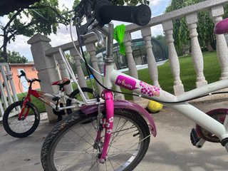 Bicicleta infantil blanca y rosa