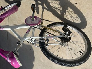 Bicicleta infantil blanca y rosa