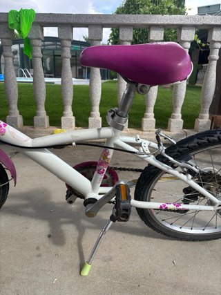 Bicicleta infantil blanca y rosa