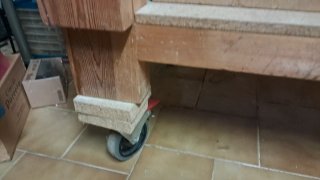 Banco de trabajo madera artesanal con ruedas