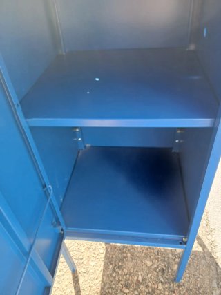 Mueble de metal azul