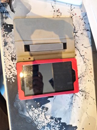 Kindle elettronico con custodia rossa