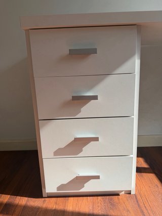 Escritorio blanco con cajonera y patas metálicas