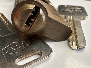 Bombín de seguridad con 3 llaves Marca UCEM