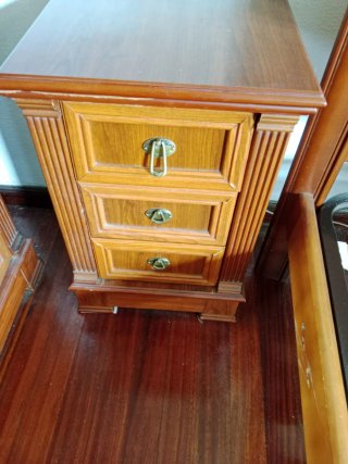 Vendo Cama de 135, sillon, lamparas y armario..