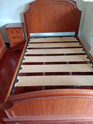 Vendo Cama de 135, sillon, lamparas y armario..