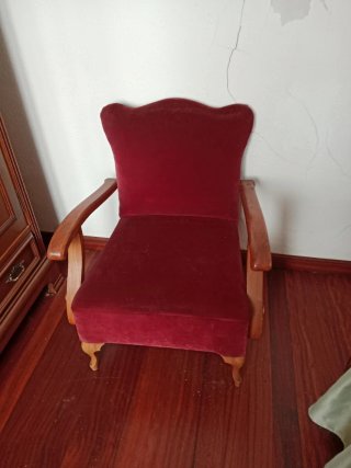Vendo Cama de 135, sillon, lamparas y armario..