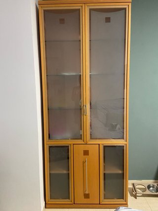 Vitrina de madera y cristal