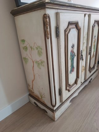 Mueble de madera blanco y dorado