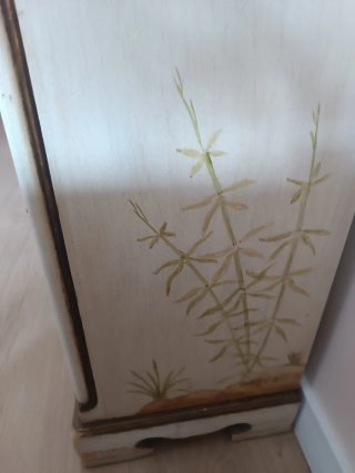 Mueble de madera blanco y dorado