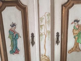 Mueble de madera blanco y dorado