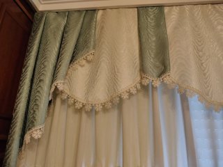 Cortinas y cubre camilla beige y verde. 1.70x2.40