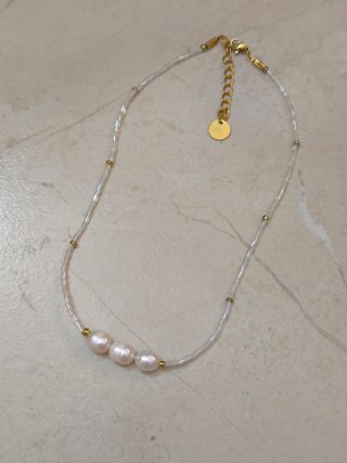 Collar de perlas y cuentas doradas