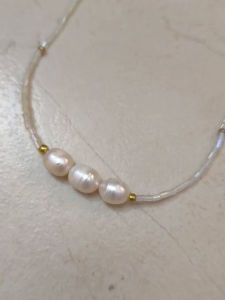 Collar de perlas y cuentas doradas