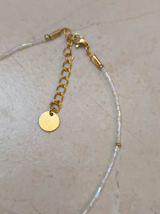 Collar de perlas y cuentas doradas