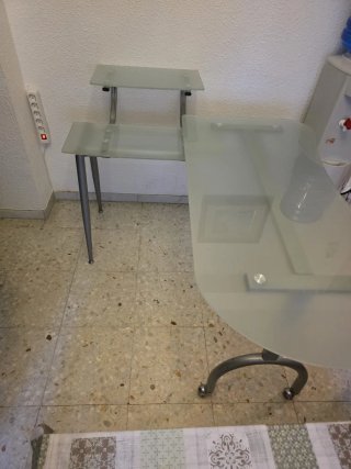 Escritorio de cristal y metal