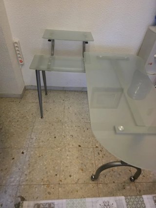 Escritorio de cristal y metal