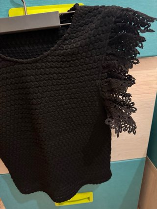 Top Zara volantes encaje negro Talla M