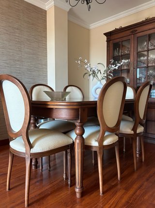 Mesa comedor extensible y 6 sillas clásicas,