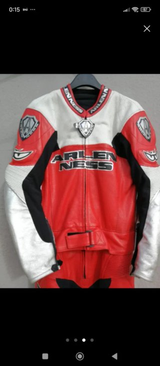 Mono de moto Arlen Ness rojo y blanco