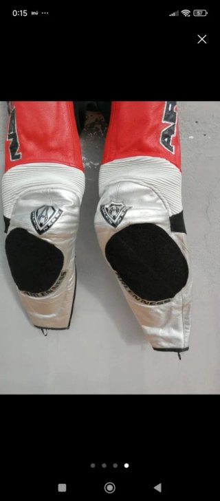 Mono de moto Arlen Ness rojo y blanco