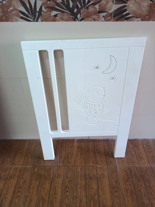 Cabezal de cuna blanco con dibujo