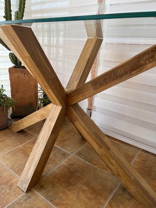 Mesa de diseño nórdico con base de roble