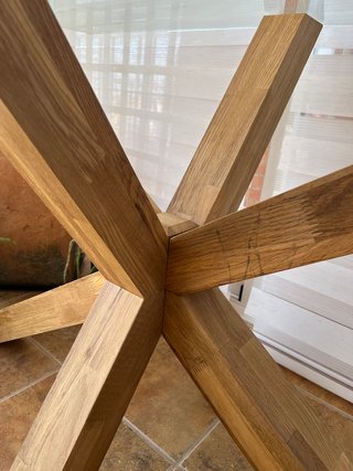 Mesa de diseño nórdico con base de roble