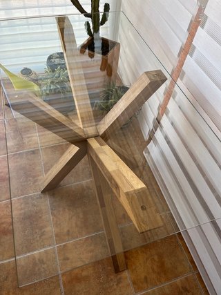 Mesa de diseño nórdico con base de roble