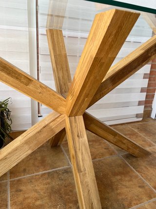 Mesa de diseño nórdico con base de roble