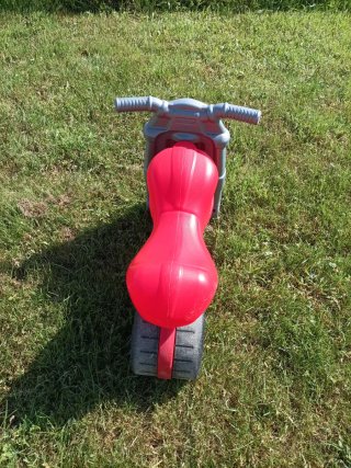 Moto de juguete roja