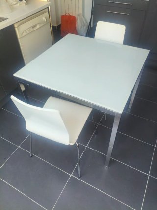 Mesa de cocina y dos sillas blancas