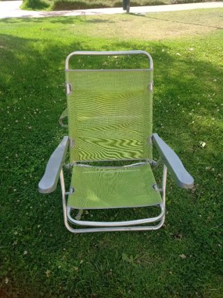 Silla plegable verde y plateada