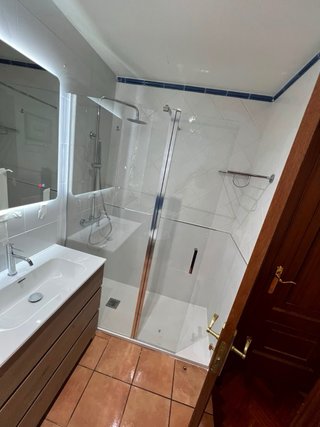 Baño completo: bañera, lavabo y espejo en 24 horas