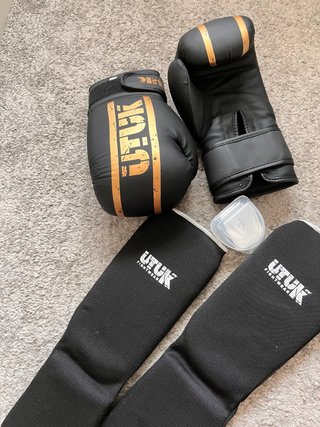 Guantes y espinilleras Kickboxing UTUK