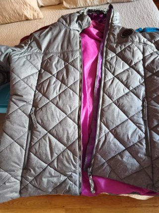 Anorak gris con capucha y forro morado