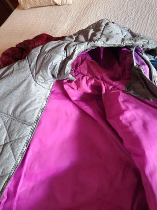 Anorak gris con capucha y forro morado