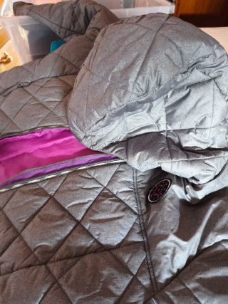 Anorak gris con capucha y forro morado