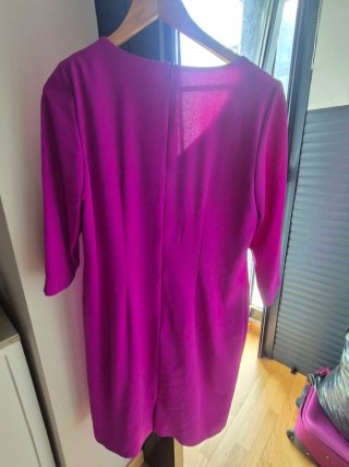 Vestido fiesta morado con bisutería.