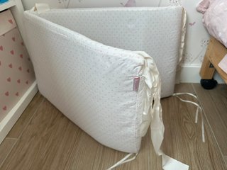 Colcha y protectores Uzturre para cuna de niña.