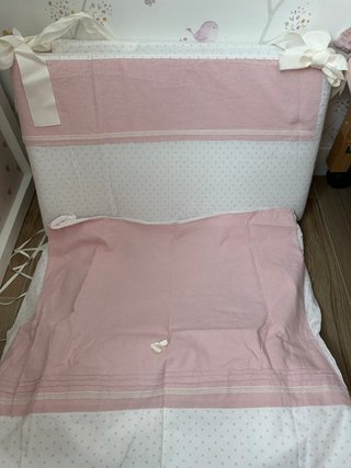 Colcha y protectores Uzturre para cuna de niña.