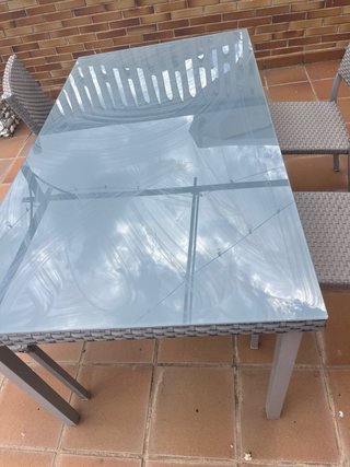 Mesa con cristal y 4 sillas de jardín